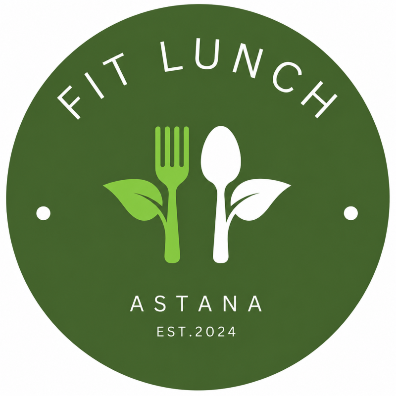 На логотипе изображен зеленый круг со словами «FIT LUNCH», расположенными вдоль верхней дуги. В центре находится зеленая вилка и белая ложка, каждая из которых сопровождается зеленым листом. Ниже напечатано слово «ASTANA», за которым следует «EST.2024».