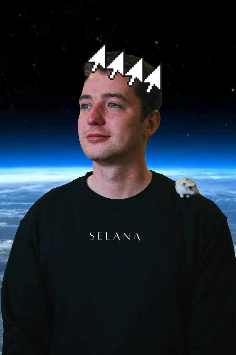 A man with a hamster on his shoulder wears a crown of computer cursors against a space background, and the word "SELANA" is on his black sweatshirt.