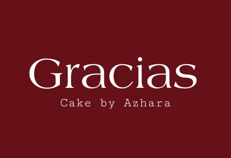 На изображении текст «Gracias Cake by Azhara» белым цветом на темно-красном фоне.