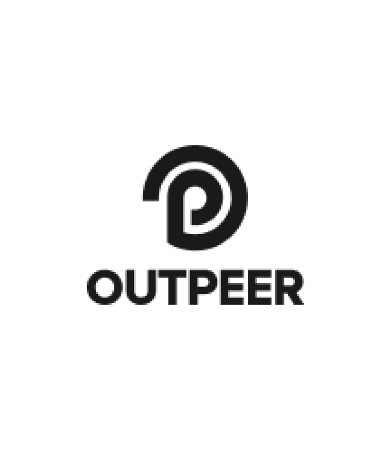На изображении логотип Outpeer, который состоит из стилизованной буквы «P», заключенной в круглую форму, за которой следует текст «OUTPEER» жирным шрифтом без засечек, все черным цветом на белом фоне с закругленными углами.