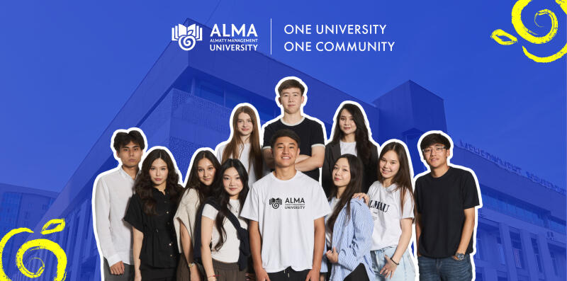 Группа молодых людей стоит вместе на фоне синего фона с логотипом Университета АЛМА и словами «ONE UNIVERSITY ONE COMMUNITY».