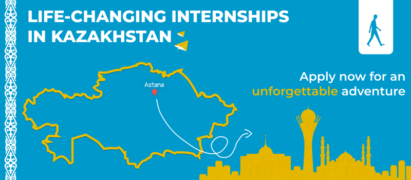 Изображение рекламирует меняющие жизнь стажировки в Казахстане и содержит желтый контур карты страны, красную отметку, указывающую на Астану, силуэт городского пейзажа и текст «Подайте заявку сейчас на незабываемое приключение».