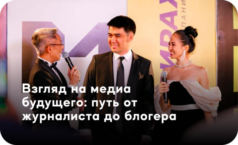 Three people are on stage with microphones, with text overlaying the image that reads: 'A look at the media of the future: the path from journalist to blogger.'
