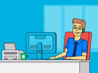 На иллюстрации изображен мужчина в очках и гарнитуре, сидящий за столом с компьютером, принтером и зеленой кружкой в голубой комнате.