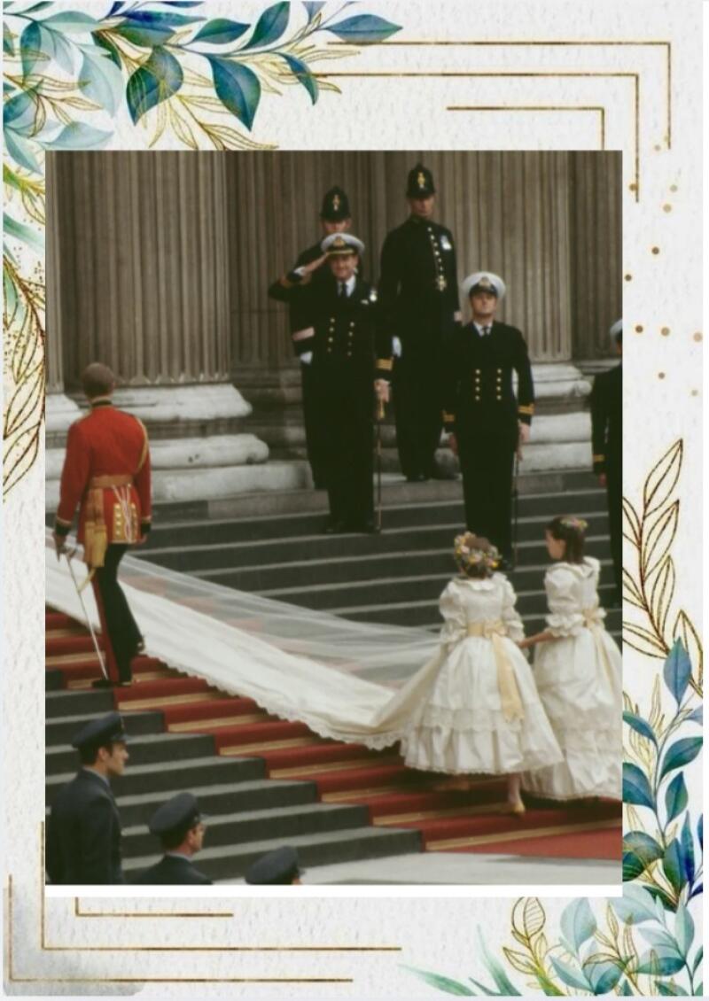 Сцена свадьбы показывает военных в форме на лестнице с двумя девочками в белых платьях, одна из которых держит длинный шлейф свадебного платья.