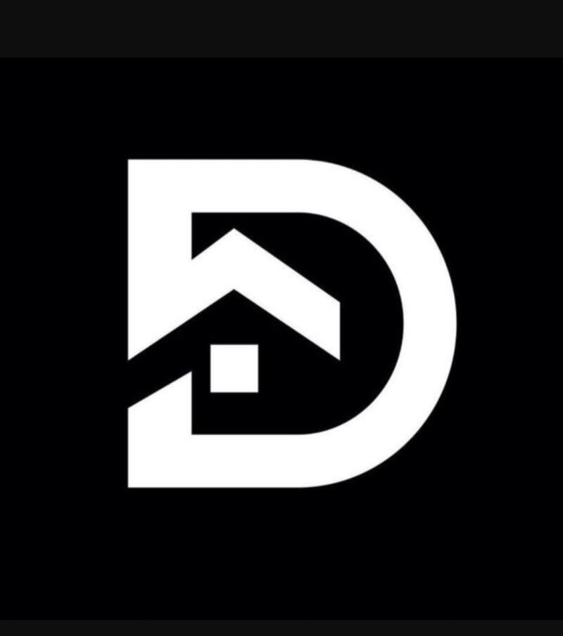 На изображении белый логотип на черном фоне, сочетающий букву «D» с символом дома внутри.
