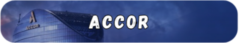 На изображении слово "ACCOR", написанное жирными белыми буквами с черным контуром, на фоне современного здания со стеклянными панелями и синего неба.