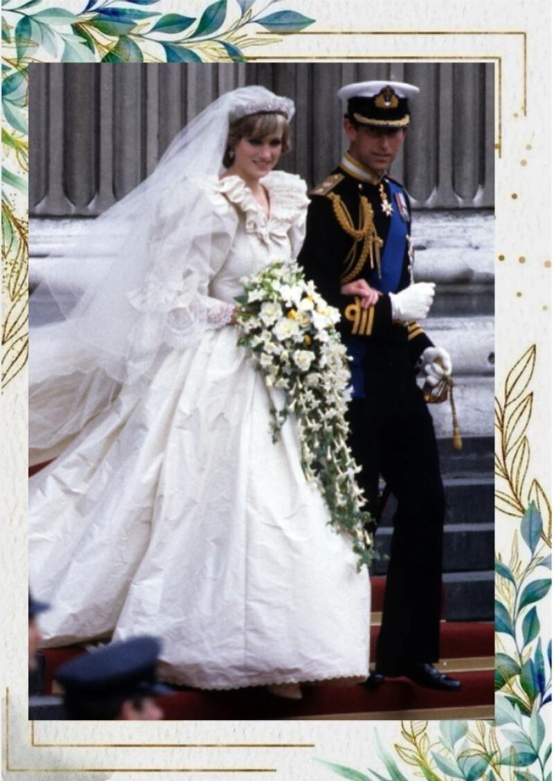 На изображении принцесса Диана и принц Чарльз в день их свадьбы. Диана в большом белом свадебном платье и фате, держит букет, а Чарльз одет в темно-синюю военную форму.