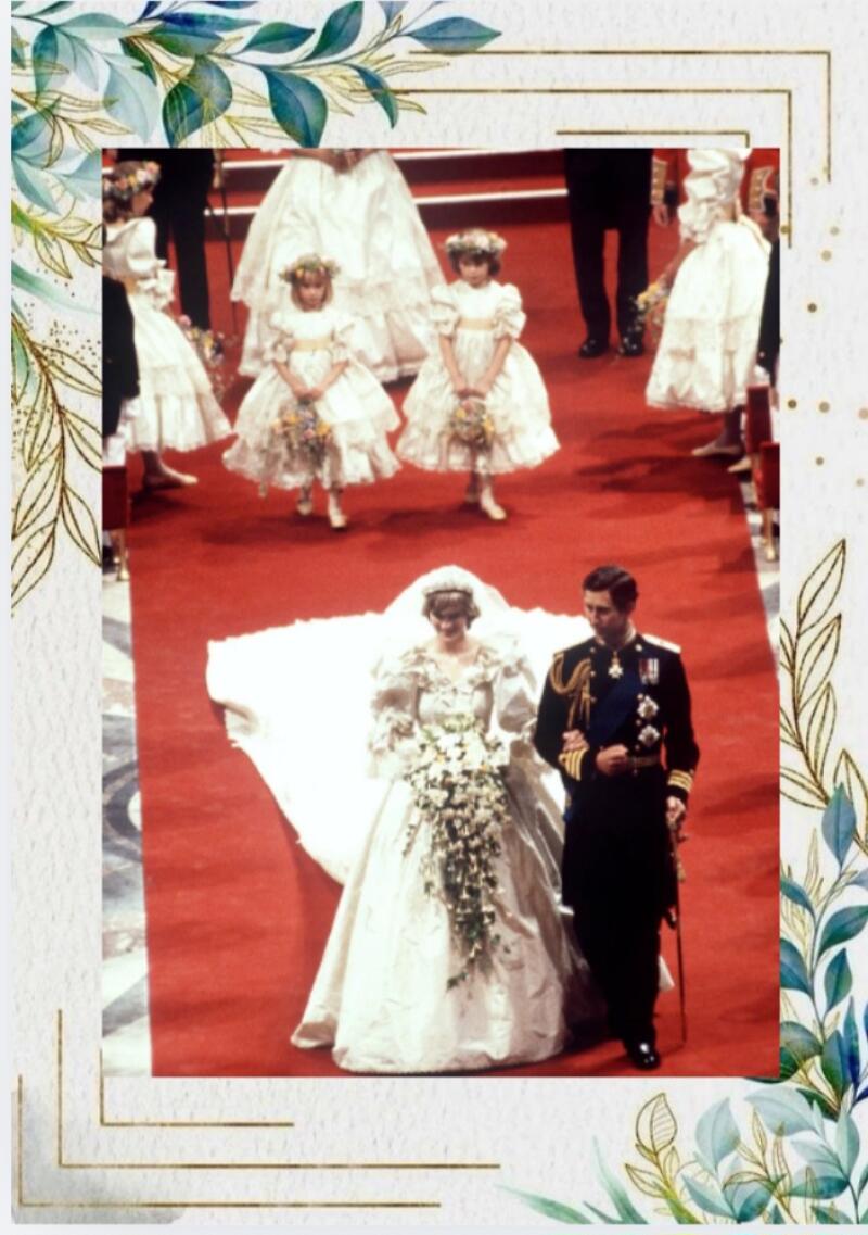 На изображении принцесса Диана и принц Чарльз в день их свадьбы идут по красной дорожке. Диана в белом свадебном платье с длинным шлейфом, держит букет, а Чарльз в темно-синем военном костюме. Впереди них несколько детей в белых платьях.