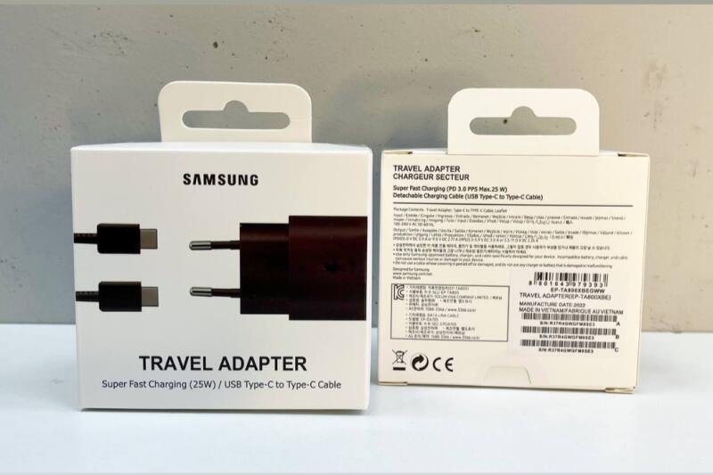 Представлены две коробки дорожных адаптеров Samsung: на одной изображен адаптер и кабель, а на другой перечислены технические характеристики и сведения о производителе.