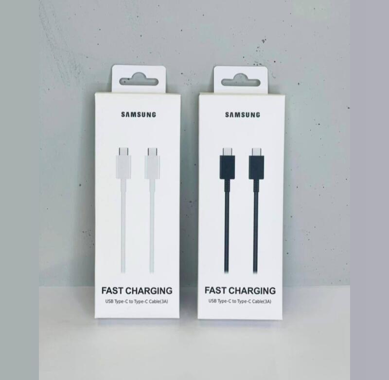 Показаны две упаковки кабеля Samsung Fast Charging USB Type-C to Type-C Cable (3A), одна белая, другая черная.