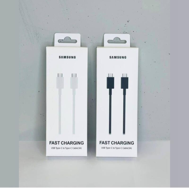 Два кабеля Samsung для быстрой зарядки USB Type-C на Type-C (3A) представлены в упаковке, один белый, другой черный.