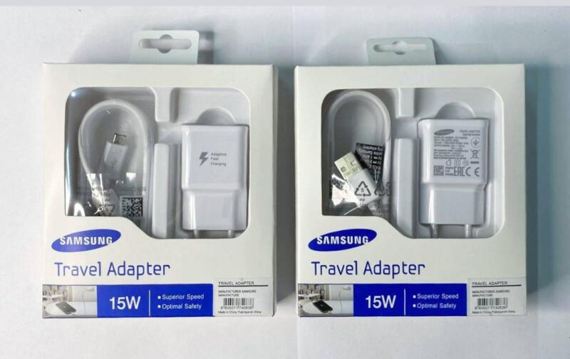 Показаны две коробки дорожных адаптеров Samsung 15W, в каждой из которых находится зарядное устройство и USB-кабель.