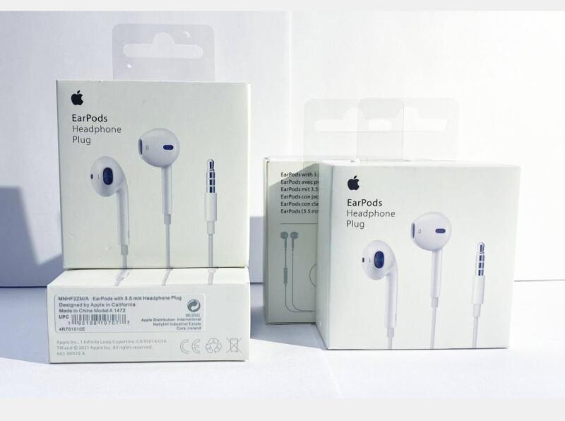 На изображении несколько коробок наушников Apple EarPods Headphone Plugs. Коробки белые, на лицевой стороне изображение наушников EarPods, логотип Apple и текст «EarPods Headphone Plug». На одной из коробок также есть текст с подробной информацией о производстве, в том числе «Разработано Apple в Калифорнии» и «Сделано в Китае, модель A 1472».