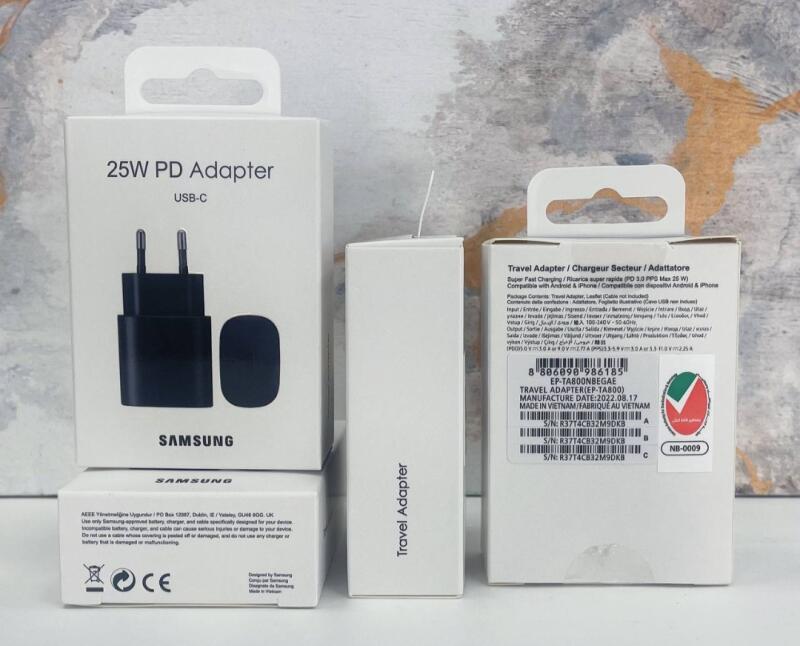 На изображении три коробки от адаптера Samsung 25W PD. Каждая коробка белого цвета с информацией о продукте и изображениями адаптера. Текст на коробках включает в себя «25W PD Adapter», «USB-C», логотип Samsung и данные о производителе, указывающие, что продукт произведен во Вьетнаме.