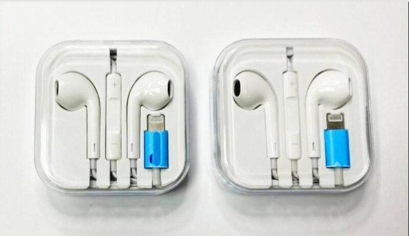 Два комплекта белых наушников Apple EarPods с синими адаптерами Lightning упакованы в прозрачные пластиковые кейсы.