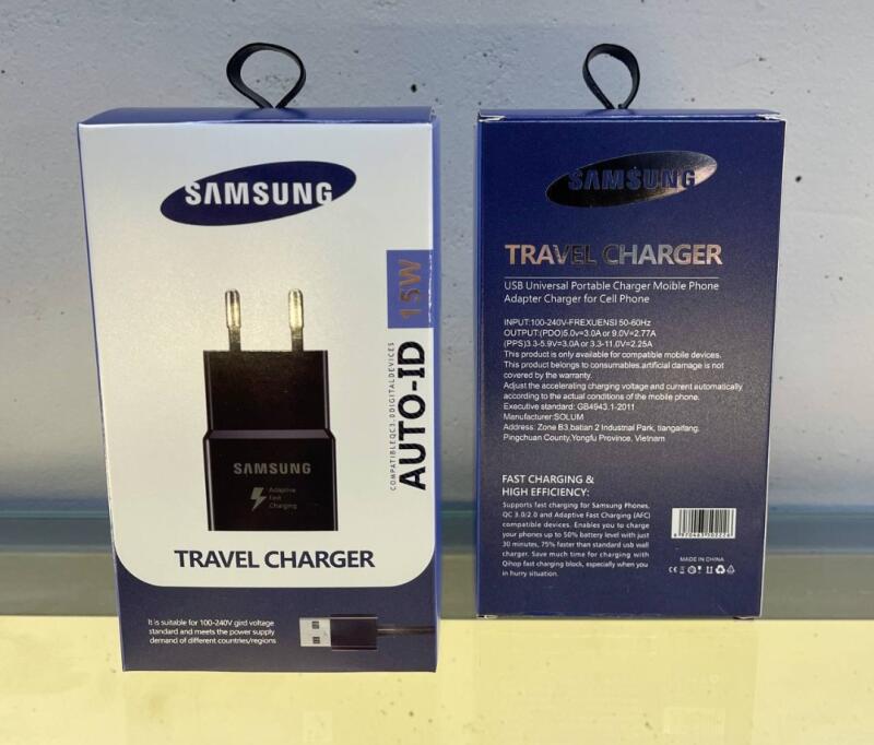 Две коробки для дорожного зарядного устройства Samsung, на одной показана передняя часть с зарядным устройством и логотипом Samsung, а на другой - задняя часть с информацией о продукте и функциями.