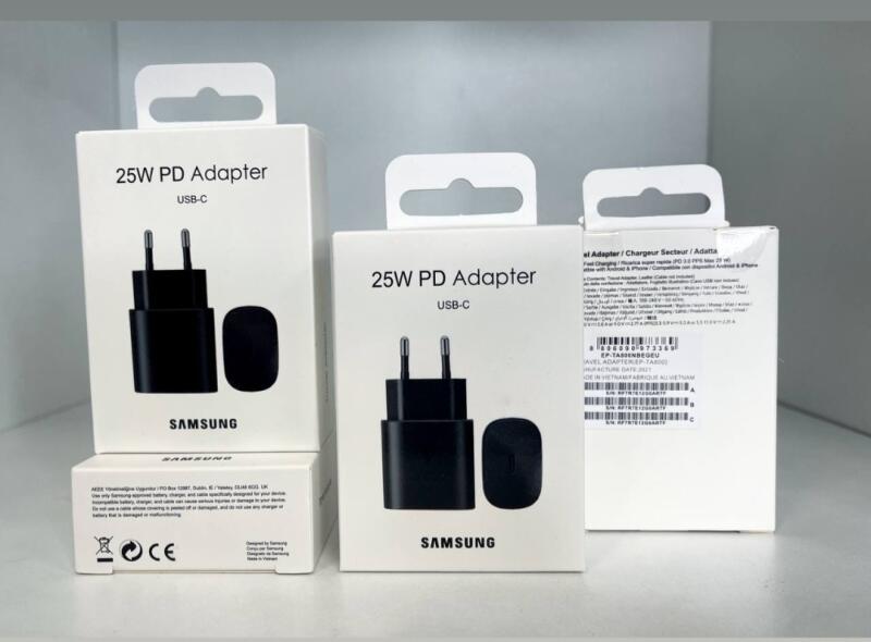 На изображении три коробки адаптеров Samsung 25W PD с портами USB-C; на коробках написано "25W PD Adapter USB-C" и "SAMSUNG".