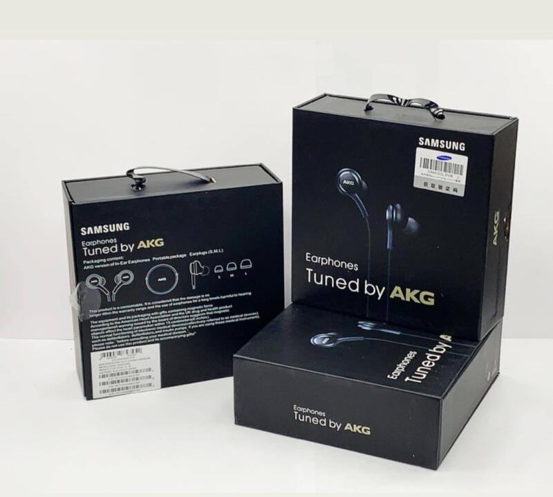 На изображении три черные коробки наушников Samsung, настроенных компанией AKG, сложенные друг на друга.