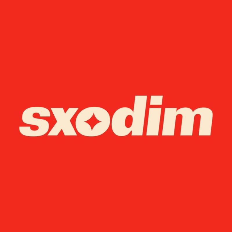 На изображении текст "sxodim", написанный стилизованным белым шрифтом на красном фоне, где буква "o" заменена символом в форме ромба.