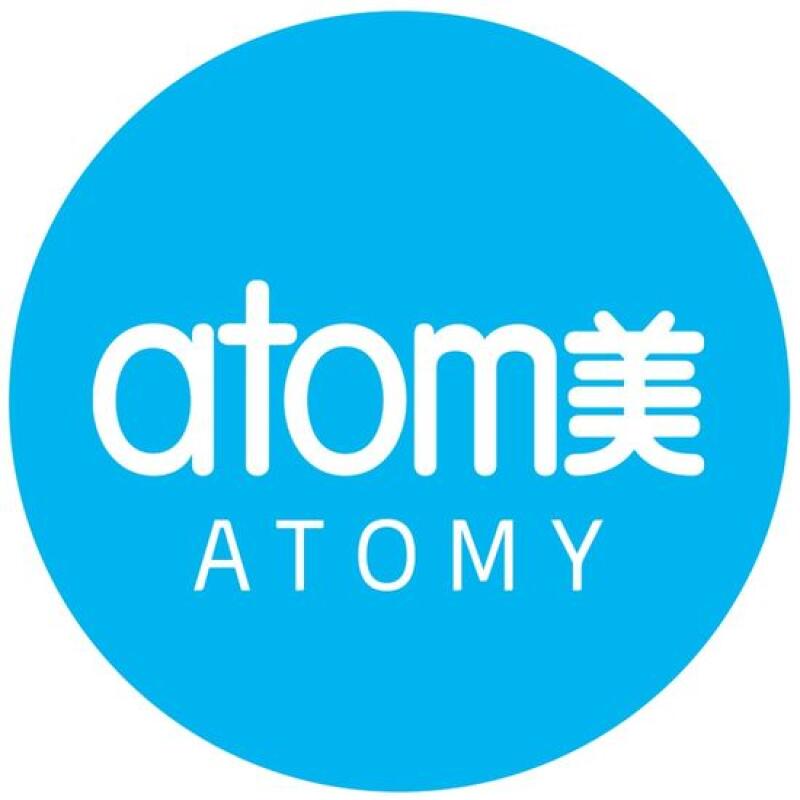 На изображении синий круг с белым текстом «atomy 美» и «ATOMY» внутри.