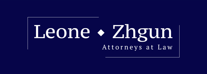 На темно-синем фоне изображен логотип с текстом "Leone • Zhgun Attorneys at Law", написанным белым цветом, с линией над и под текстом.