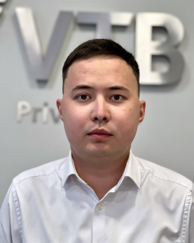 A portrait of a man in a white shirt against a background with the text "VTB Private".