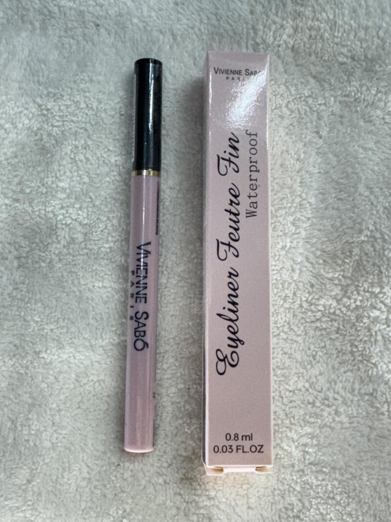 A Vivienne Sabó eyeliner pen and its box are displayed on a textured white surface. The box reads 'Eyeliner Feutre Fin Waterproof' and '0.8 ml 0.03 FL.OZ'.