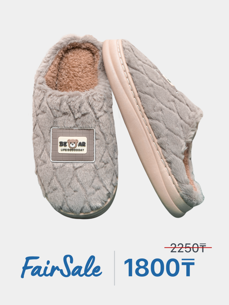 The image shows a pair of gray fluffy slippers with the text "BEAR LIFEISGOODDAY" on a tag, and the text "FairSale" and the price "1800〒".
