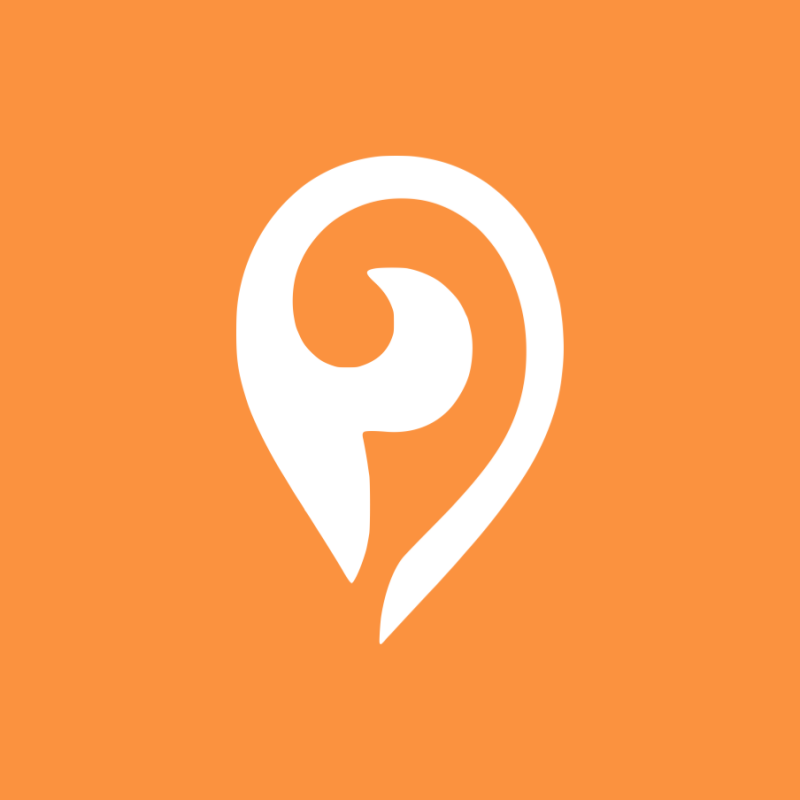 На изображении представлена белая стилизованная метка местоположения со спиральным дизайном на оранжевом фоне.