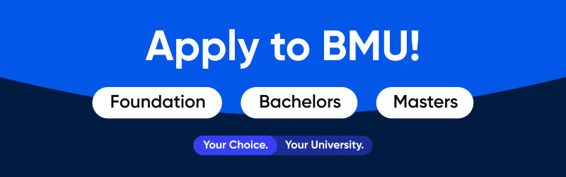 Изображение представляет собой синюю рекламу для BMU, призывающую зрителей подать заявку; варианты подачи заявки включают Foundation, Bachelors и Masters, а также слоган «Твой выбор. Твой университет».