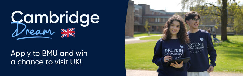 Реклама Британского университета менеджмента содержит текст «Кембриджская мечта», британский флаг и призыв подать заявку в BMU, чтобы получить шанс посетить Великобританию, а также изображение двух студентов в толстовках BMU на лужайке кампуса.