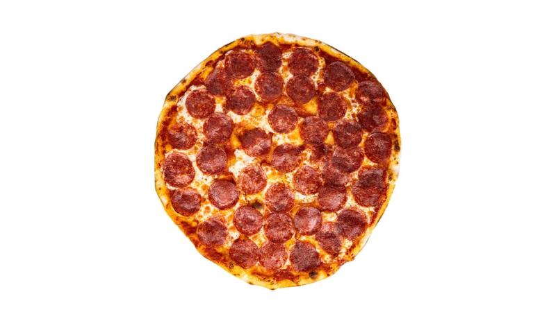 Круглая пицца пепперони с золотистой корочкой на белом фоне.