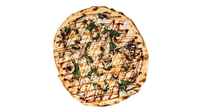 На белом фоне пицца с грибами, шпинатом и соусом, политым крест-накрест.