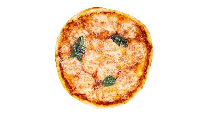 Круглая пицца с расплавленным сыром и зелеными листьями базилика на белом фоне.