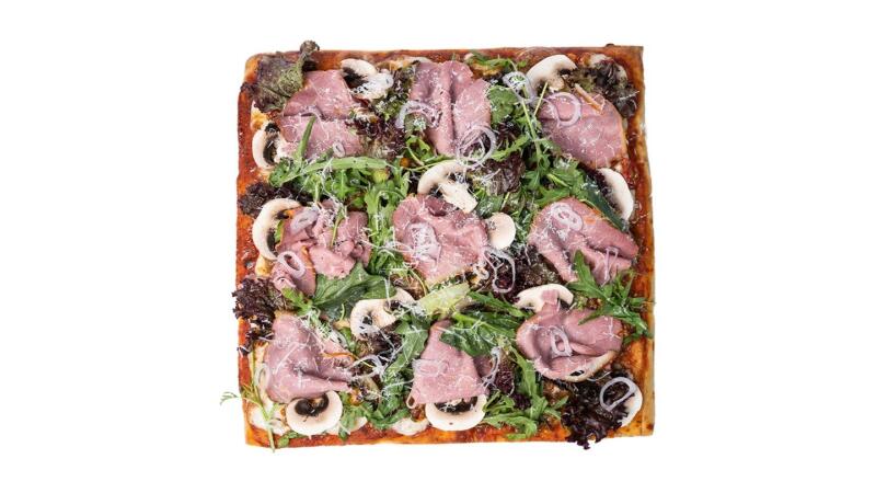 Квадратная пицца с ломтиками говядины, грибами, рукколой и луком.