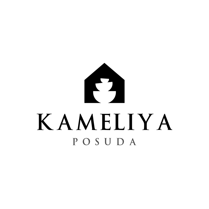Логотип для "KAMELIYA POSUDA", изображающий стилизованный дом с тремя сложенными мисками внутри.