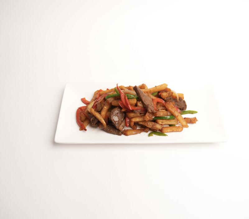 Тарелка жареного мяса, картофеля и нарезанного перца.