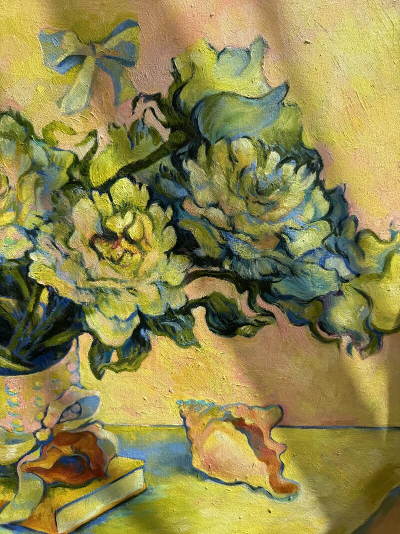 На картине маслом изображена ваза с зелеными и желтыми цветами с голубым бантом на заднем плане, а также морская раковина и книга.