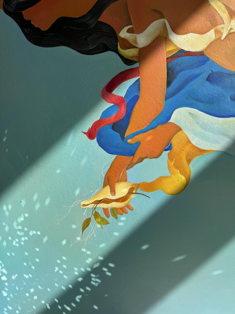 На иллюстрации изображен человек, держащий раковину с листьями, выполненный в живописном стиле с видимыми мазками кисти и игрой света и тени на бирюзовом фоне.