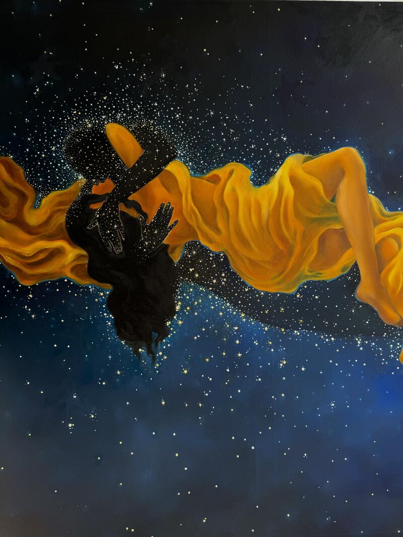 Художественное изображение показывает человека в желтом платье, плывущего в звездном ночном небе, с темным силуэтом, взаимодействующим со звездами.