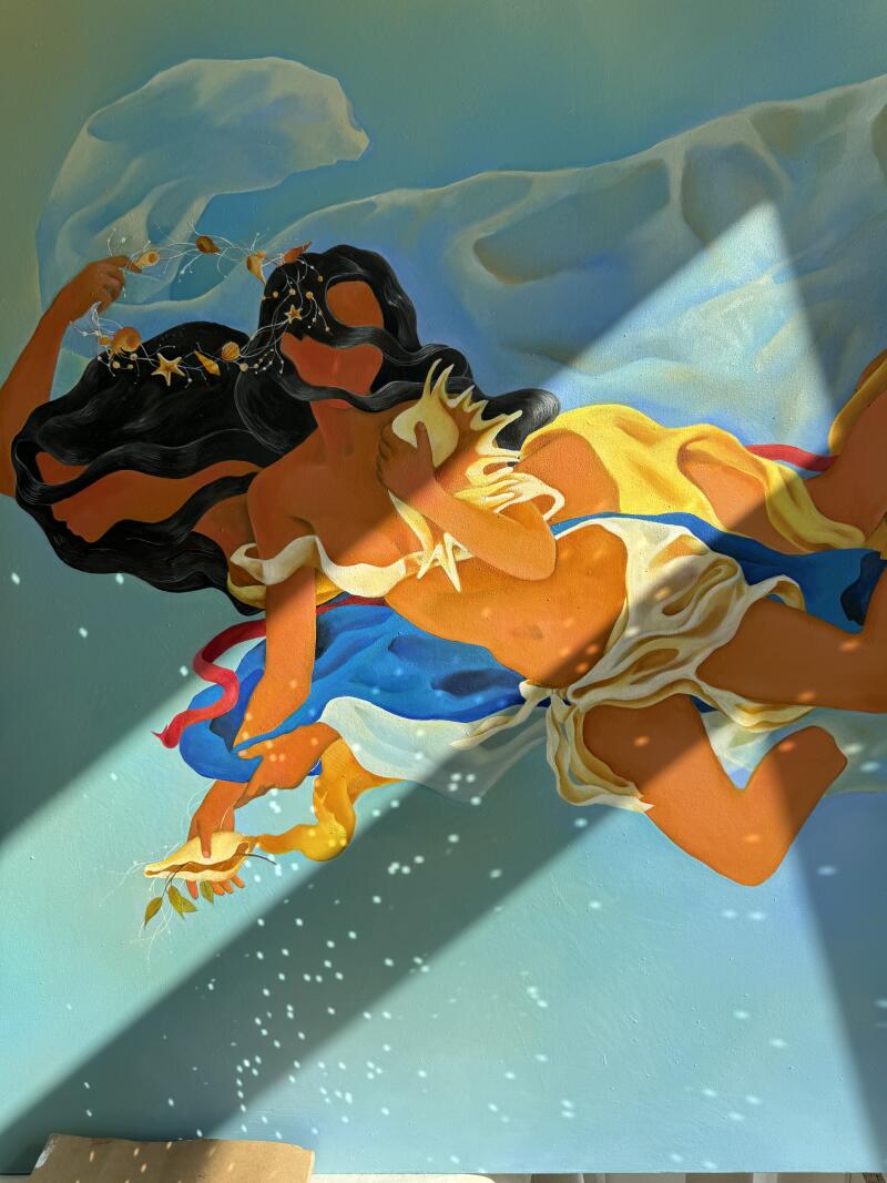 На картине изображены две женщины с длинными темными волосами, украшенными ракушками, одна из которых прижимает раковину к груди, и все это на светло-голубом фоне с тенями.