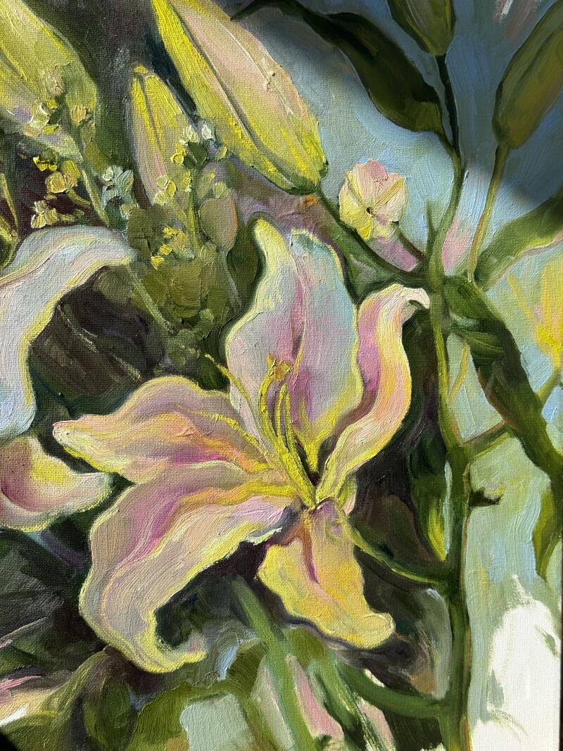 На масляной живописи крупным планом изображены лилии с белыми и розовыми лепестками и желтыми тычинками, окруженные зелеными бутонами и листьями.