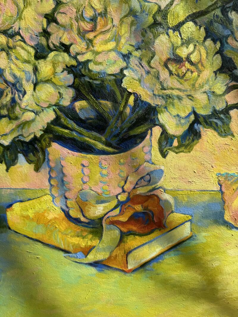 Картина изображает вазу, наполненную светло-желтыми цветами, поставленную на желтую книгу, и все это на желтом фоне.