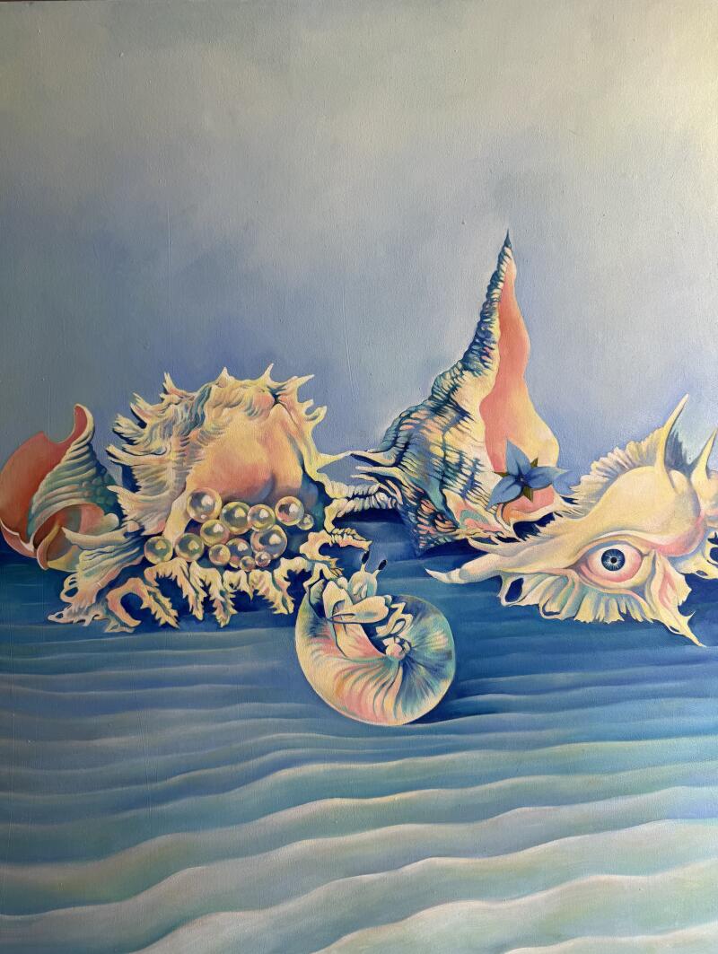 На картине изображено множество морских раковин, расположенных в горизонтальной композиции на голубом фоне, со стилизованными волнами в нижней части изображения.