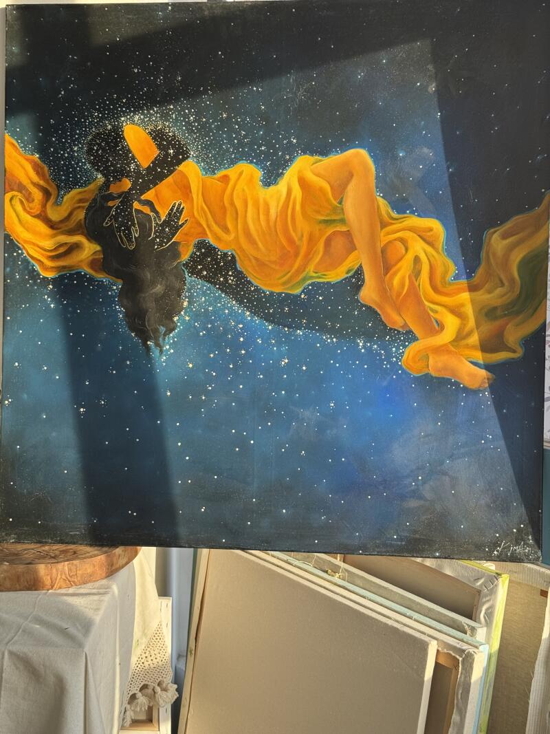 На картине изображена фигура в развевающемся желтом одеянии, парящая в усыпанном звездами, синем и темно-синем космосе.