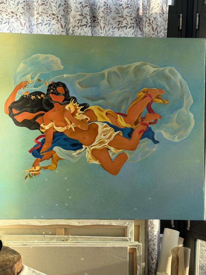 На картине изображена женщина с темными волосами и загорелой кожей, парящая на светло-голубом фоне, одетая в белую одежду и украшенная лентами.