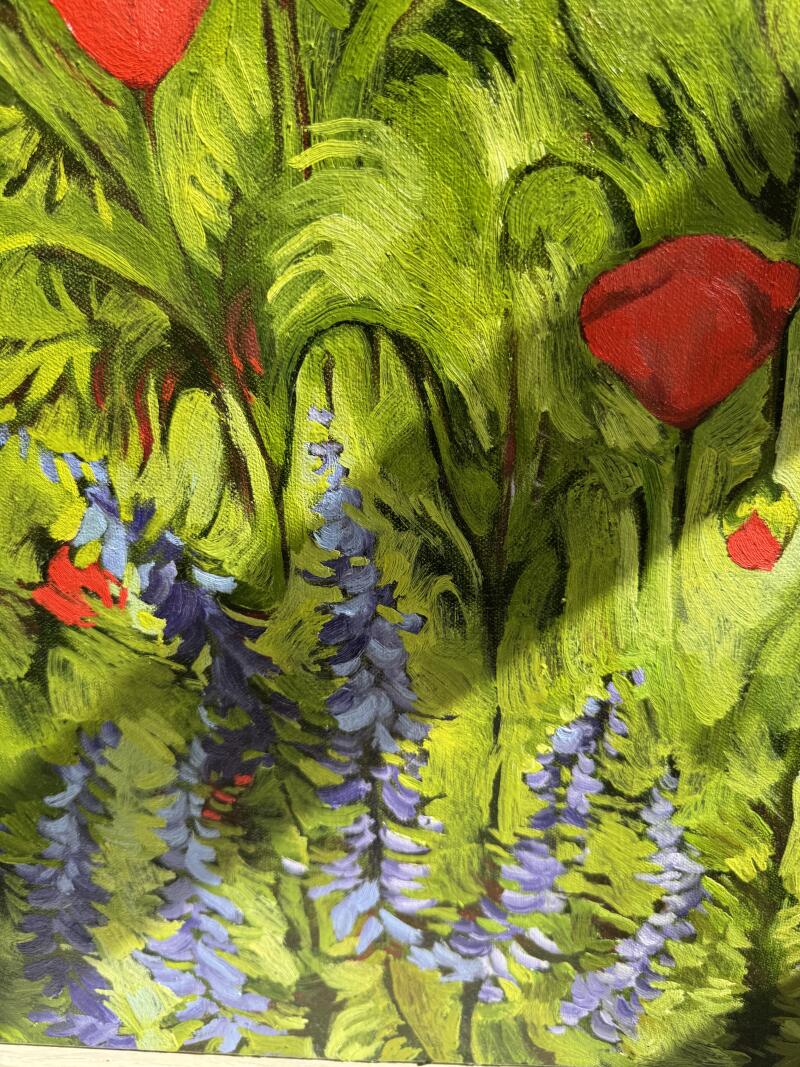 На картине изображена яркая садовая сцена с красными макоподобными цветами и группами фиолетовых цветов среди пышной зеленой листвы.