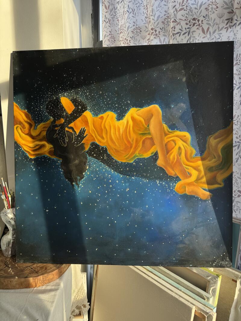 На картине изображена фигура, закутанная в желтую ткань, плывущая на фоне звездного, темно-синего неба, с другой темной фигурой в левом верхнем углу.