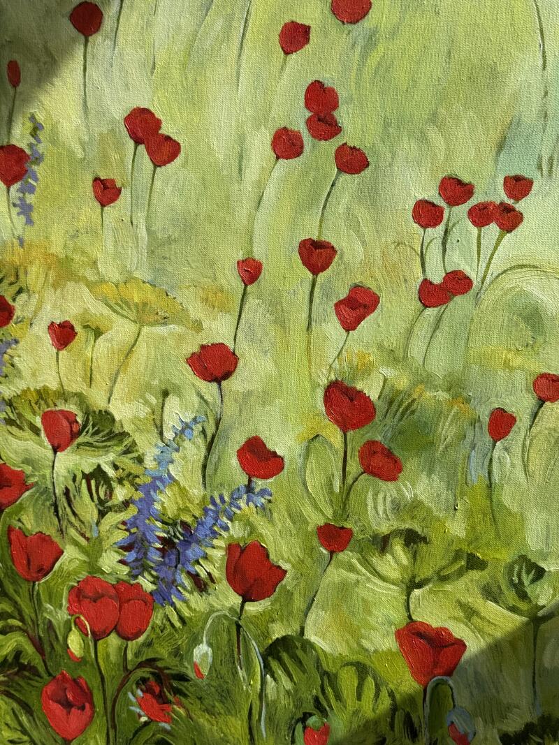 На картине изображено поле красных цветов, похожих на маки, и веточки синих цветов на светло-зеленом фоне, выполненное в импрессионистском стиле.